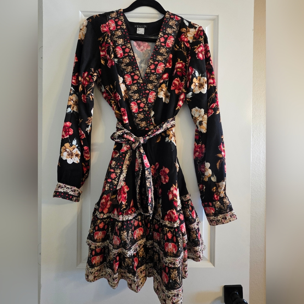 VENUS Black Floral Long Sleeve Dress